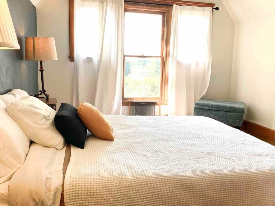 Victorian Guest Getaway-20Mins To Glacier National Park-10Mins To Airport! Columbia Falls Eksteriør billede