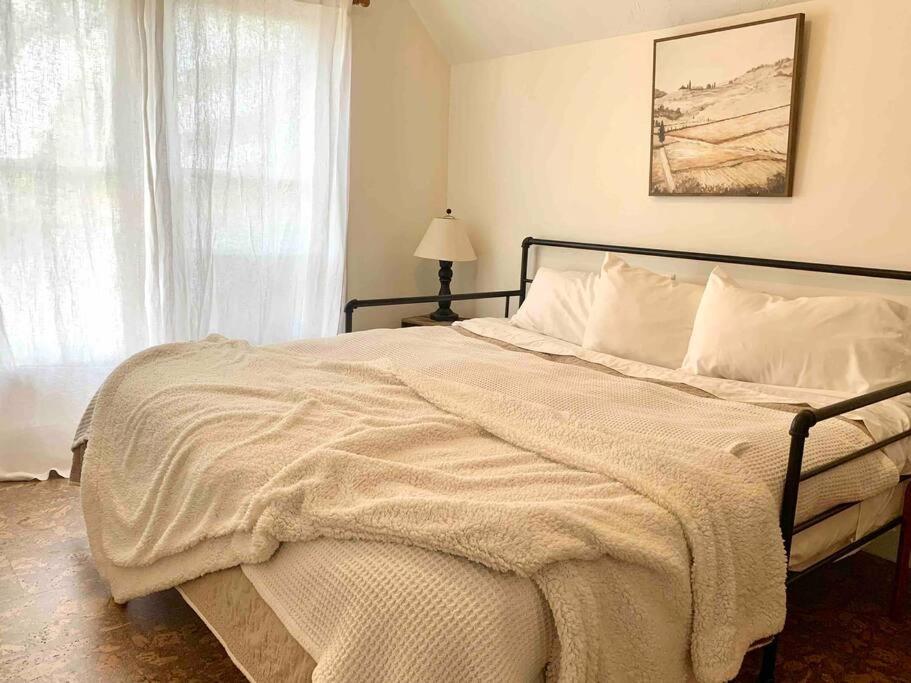 Victorian Guest Getaway-20Mins To Glacier National Park-10Mins To Airport! Columbia Falls Eksteriør billede